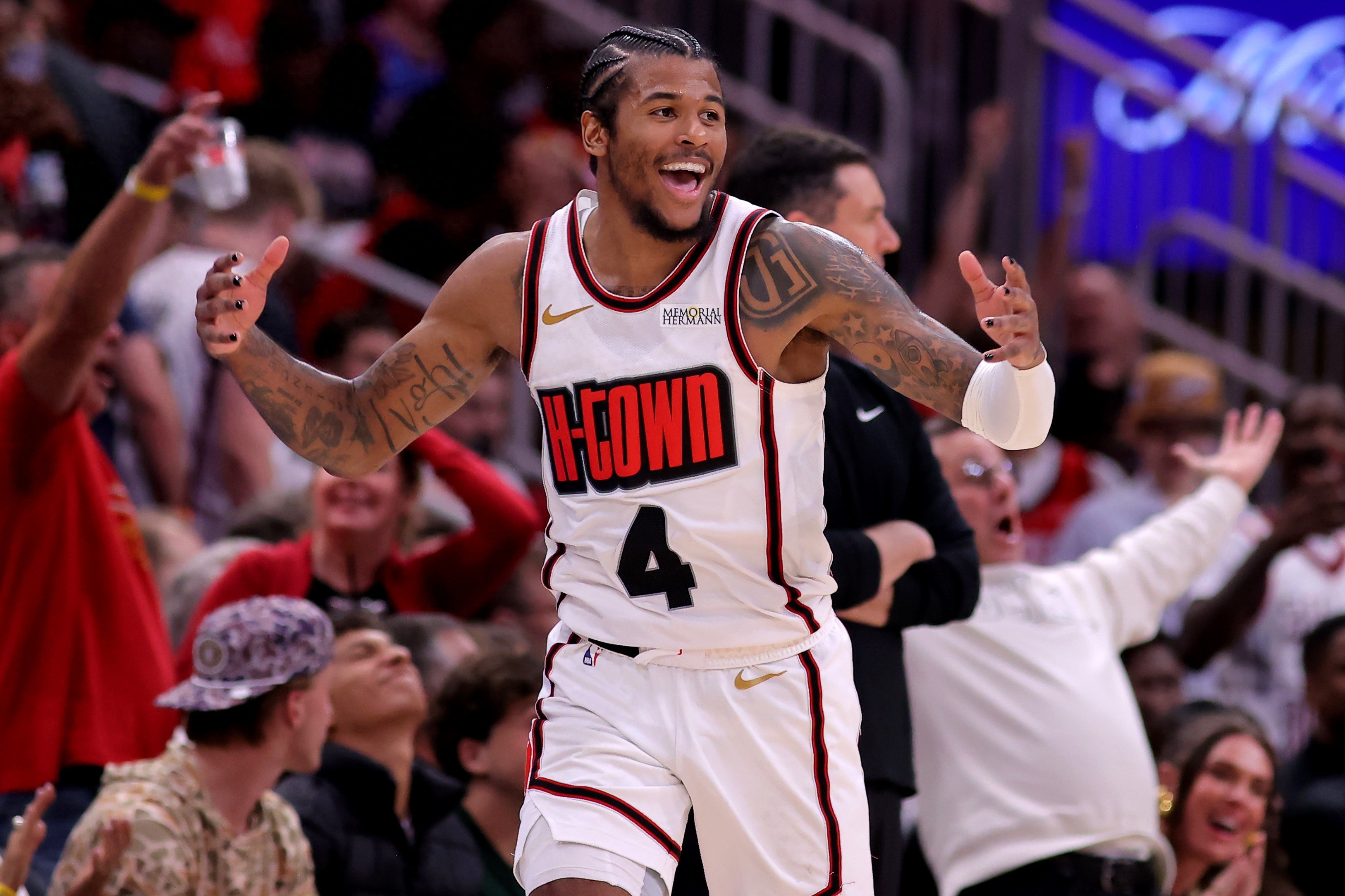 英雄联盟台服官网-转折点里昂单刀错失，NBA总决赛关键时刻攻防权衡，质疑声仍在，更衣室氛围转暖的简单介绍